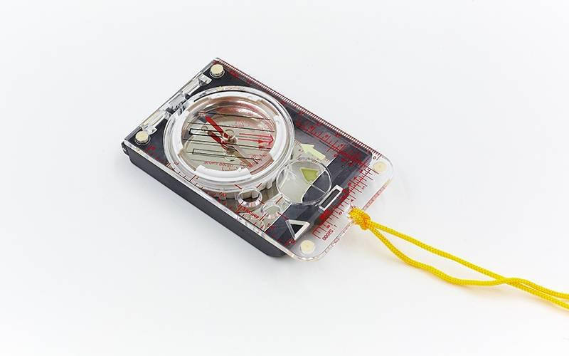 

Компас жидкостный планшетный в закрытом корпусе с зеркалом DC-45-6: d-55мм, размер 105х60мм