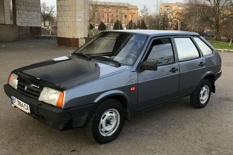 

Дефлектор капота на ВАЗ 2108, 2109, 21099. Мухобойка на ВАЗ 2108, 2109, 21099 "AZARD"