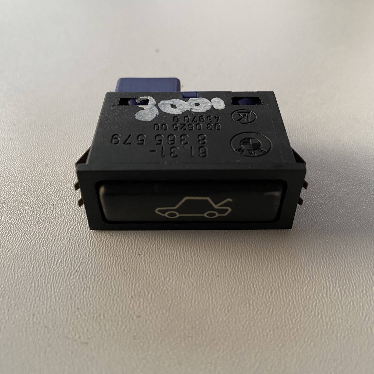 

Кнопка открывания багажника BMW 3 E46 5 E39 7 E38 X5 E53 61318365579