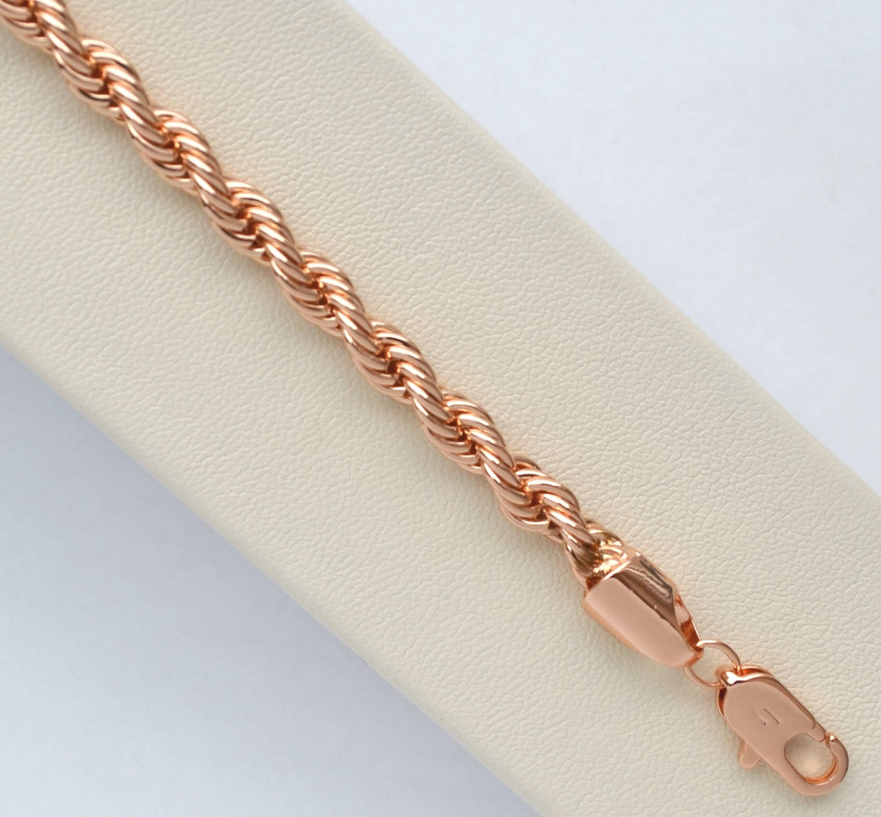 

Браслет плетение веревочка покрытие золотом 18к. длина 20 см. ширина 4.5 мм.