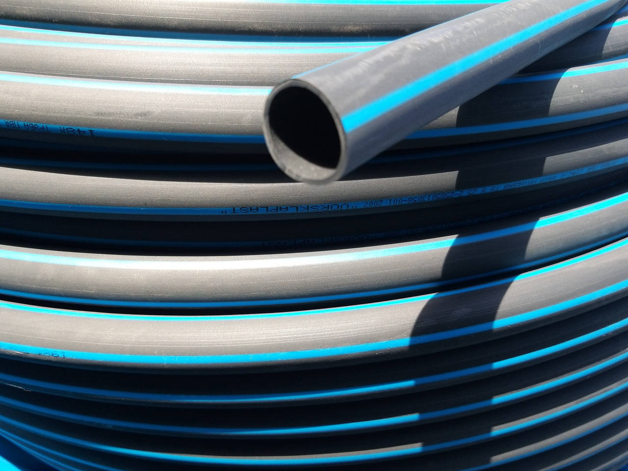 

Труба полиэтиленовая 25 мм *2,0 мм чёрная с синей полосой 6 атм Vorsklaplast 200 м в бухте, Черный