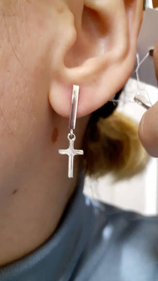 

Стильные серебряные серьги с крестиком