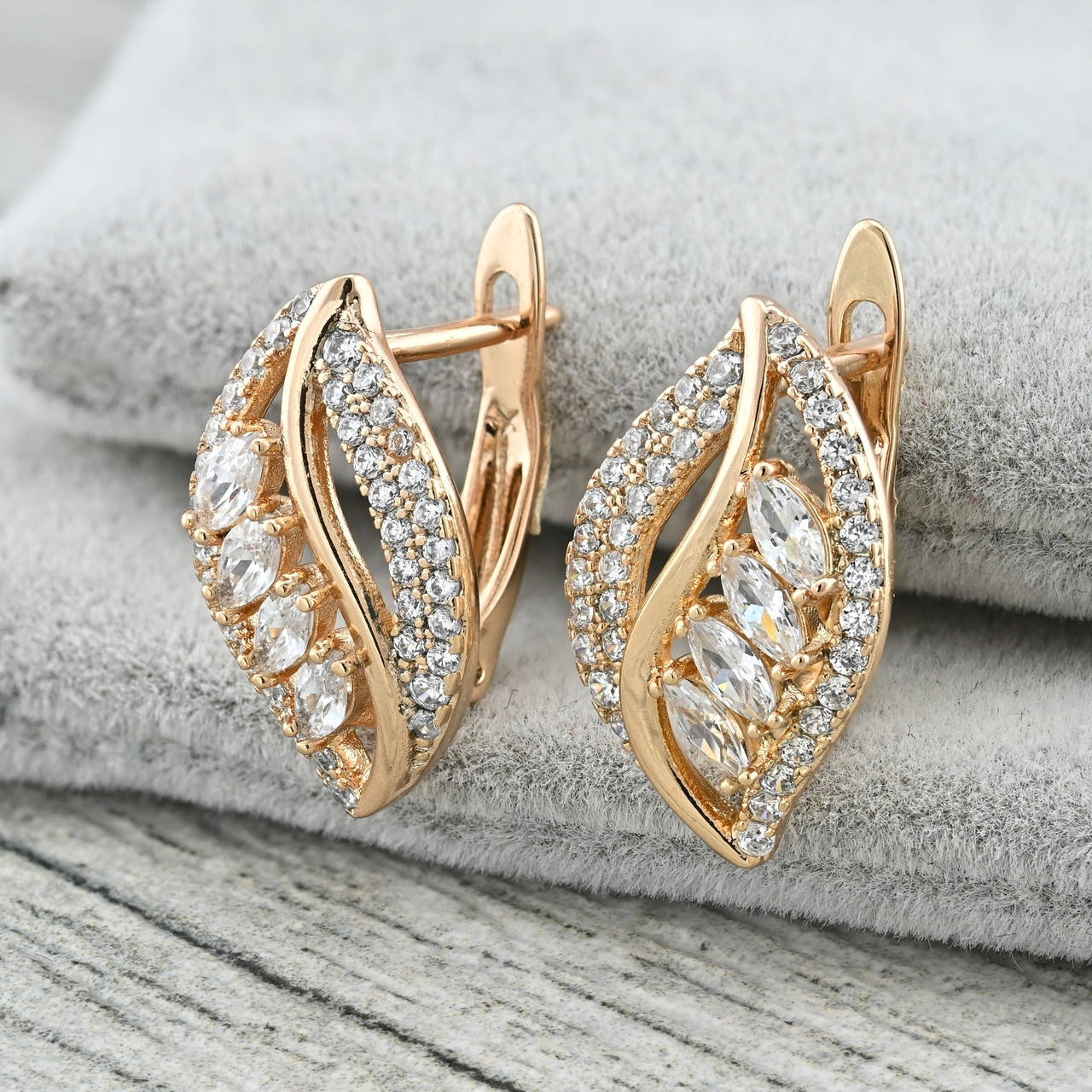 

Серьги Xuping 35340 размер 17х10 мм белые фианиты вес 2.8 г позолота 18К