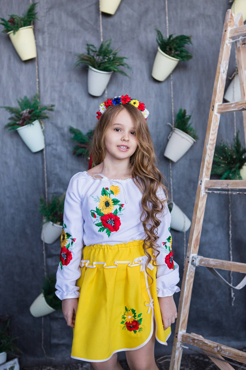 

Вишитий костюм для дівчинки Соняхи та Маки блузка та спідниця