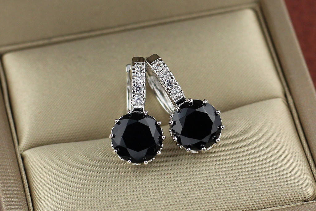 

Серьги Xuping Jewelry с большим черным камнем и круглой застежкой 2 см серебристые