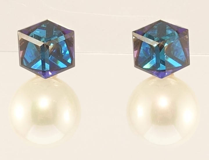 

Серьги Xuping Позолота 18K с кр-ми Swarovski гвоздики (пусеты) "Кристальный куб Bermuda Blue с жемчугом"