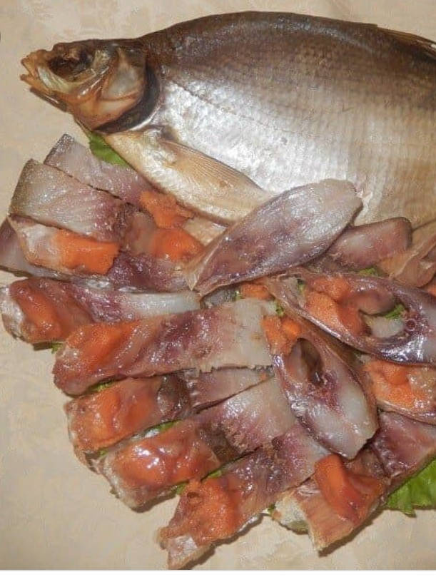 

Лещ вяленый с икрой