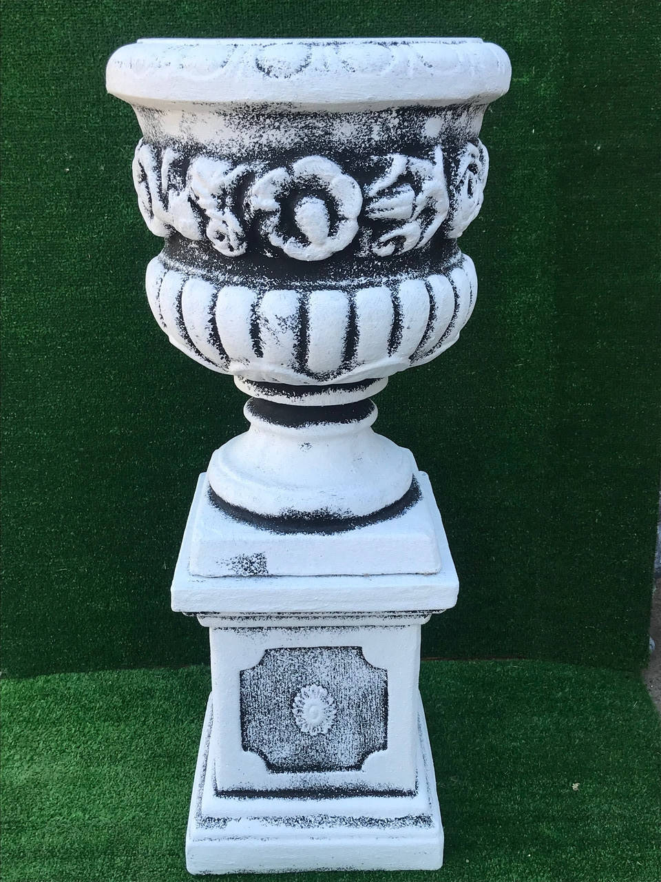 

Бетонна чаша роза ( висота 95 см ширина 40см вага 80 кг )