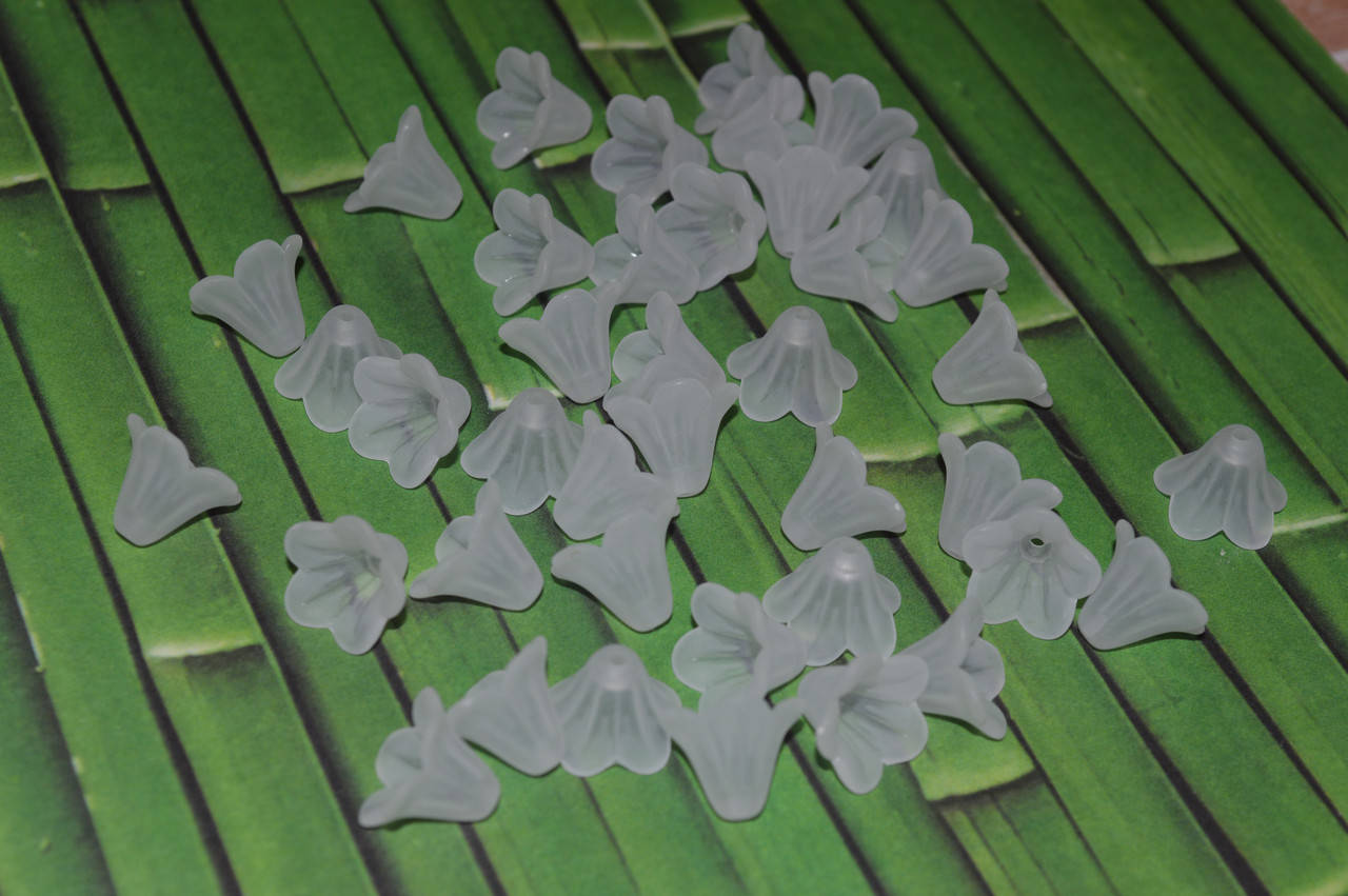 

Белый цветок .акрил.14 на 10 мм