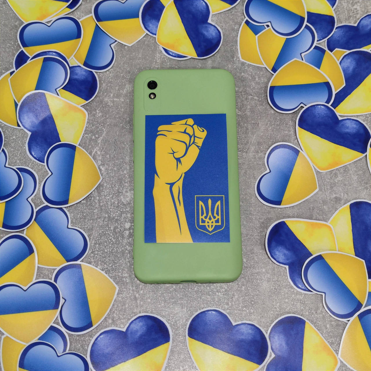 

Наклейка на телефон Сильная Украина