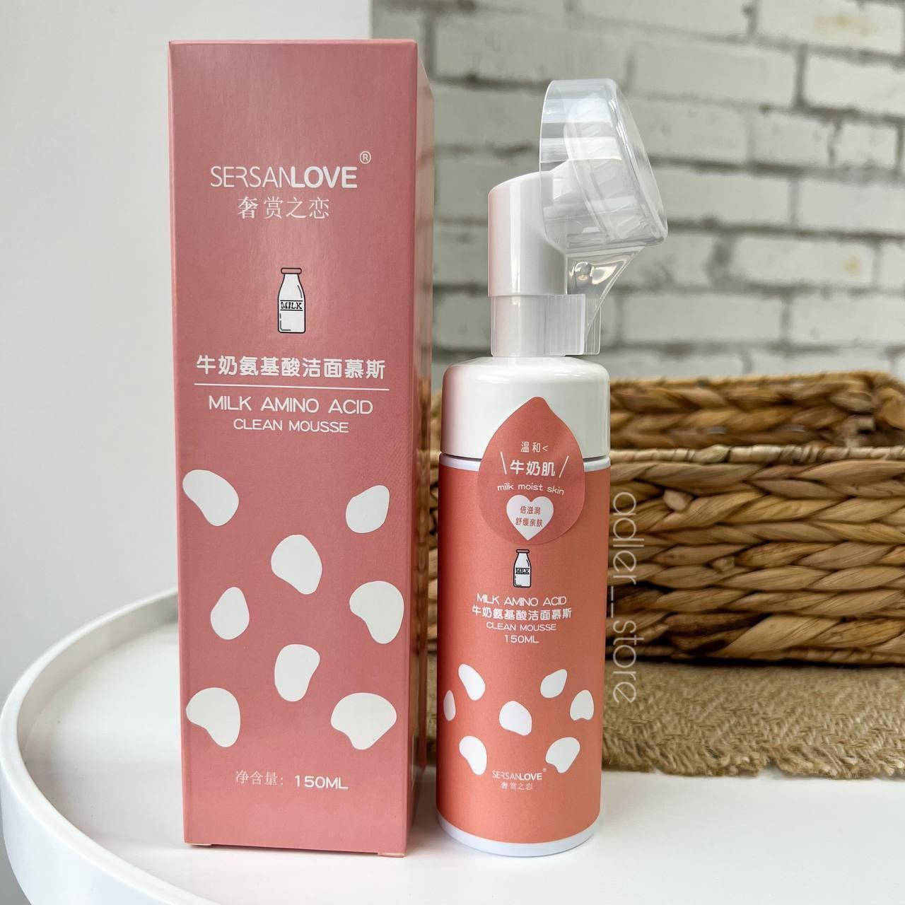 

Пенка-мусс с щеточкой для умывания с молоком и мандарином Sersanlove Milk Amino Acid Clean Mousse, 150мл