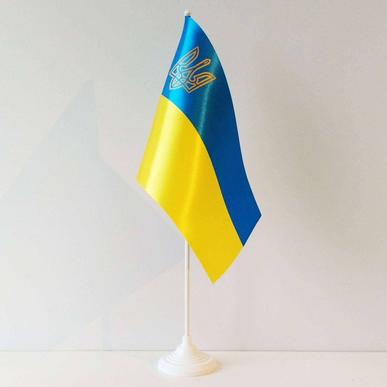 

Флажок (прапорець) Украины с гербом на подставке , атлас , 14*23 см.