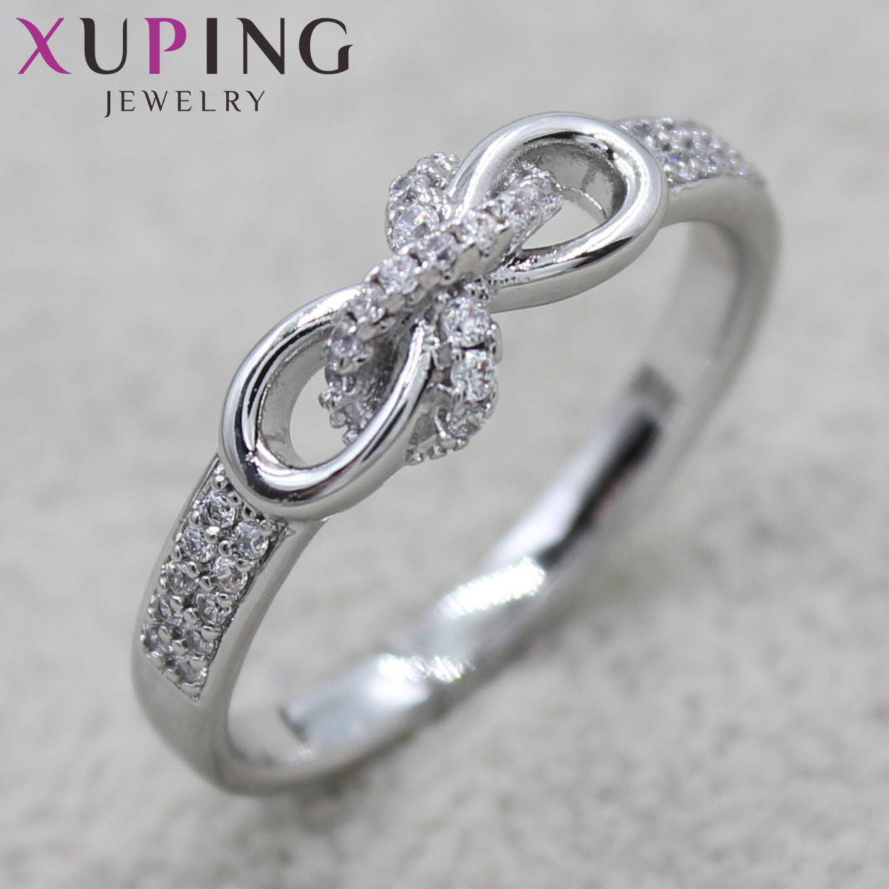 

Кольцо серебристое тонкое Xuping Jewelry бантик узел с фианитами медицинский сплав
