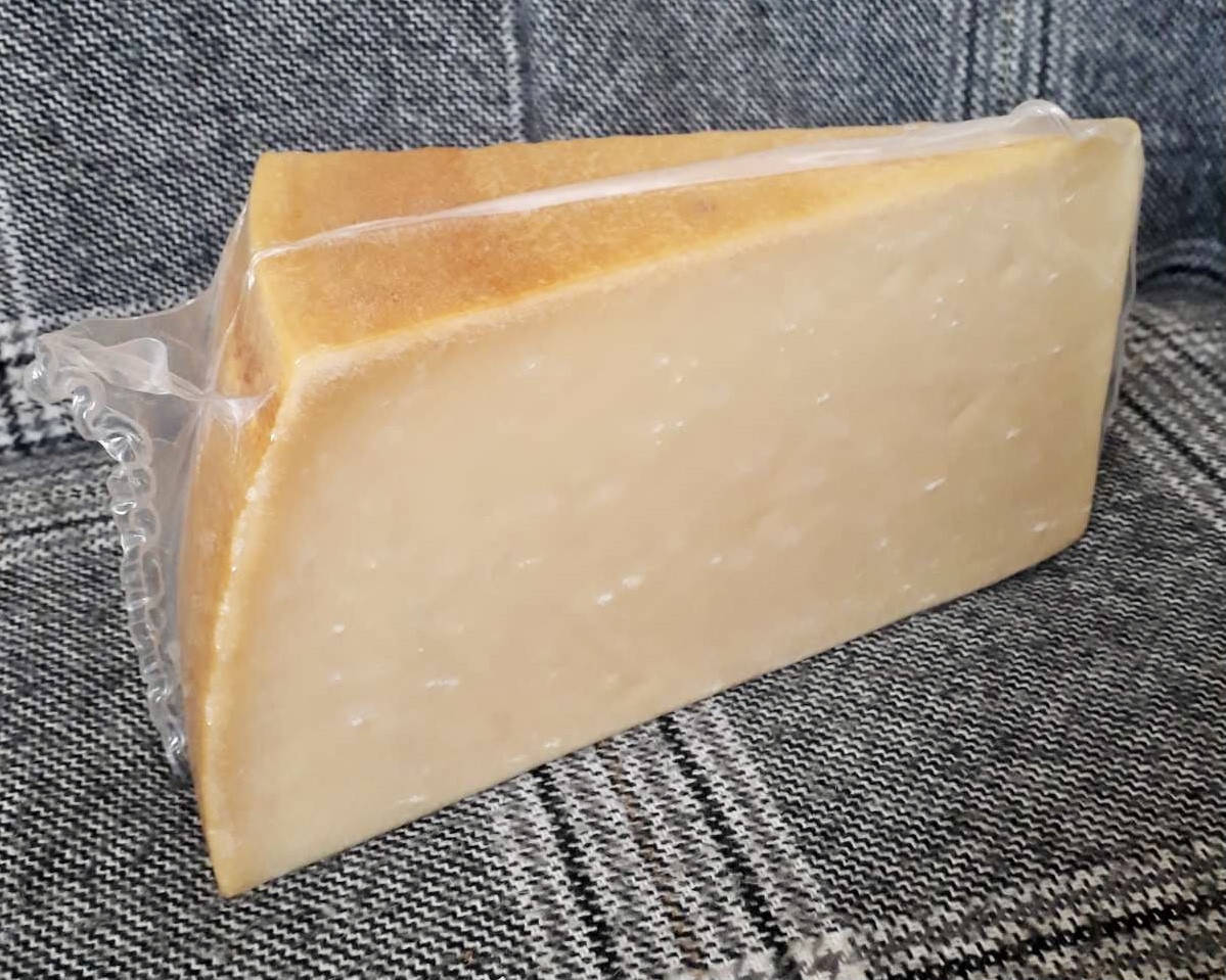 

Сыр Пармезан Hard Cheese в/у 24мес. 1 кг.