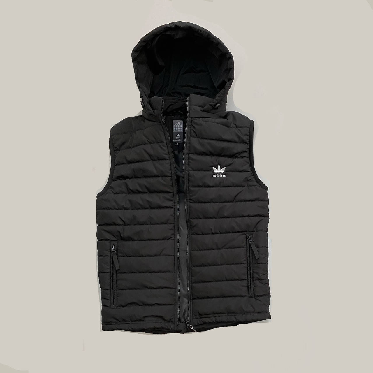 

Мужская жилетка безрукавка Adidas спортивная стильная с капюшоном Турция черная| Жилет мужской. Живое фото
