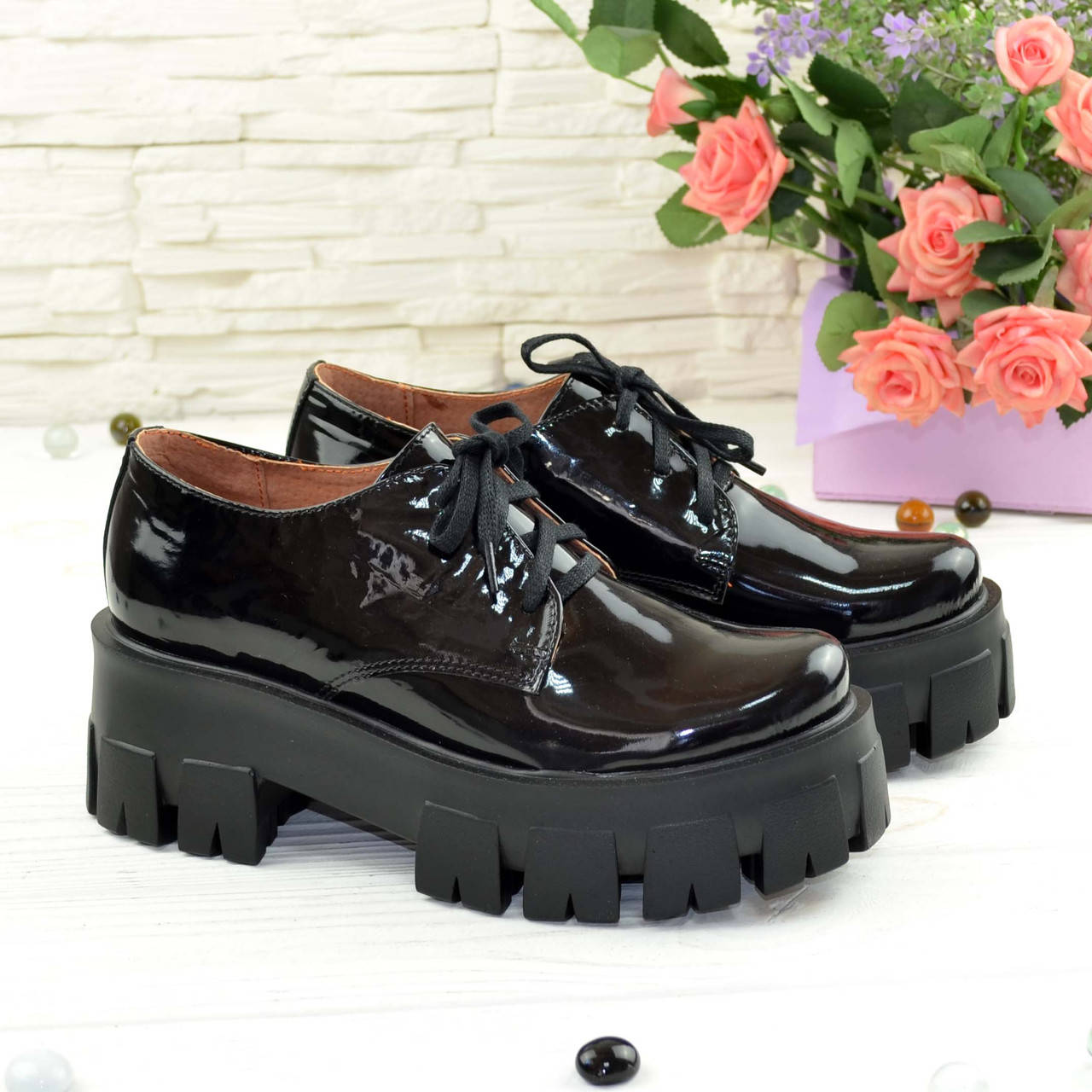 

Туфли лаковые женские на тракторной подошве. Цвет черный