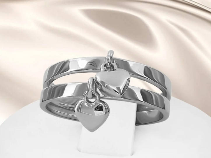 

Женское серебряное кольцо Сердца - очаровательное женское колечко с сердечками