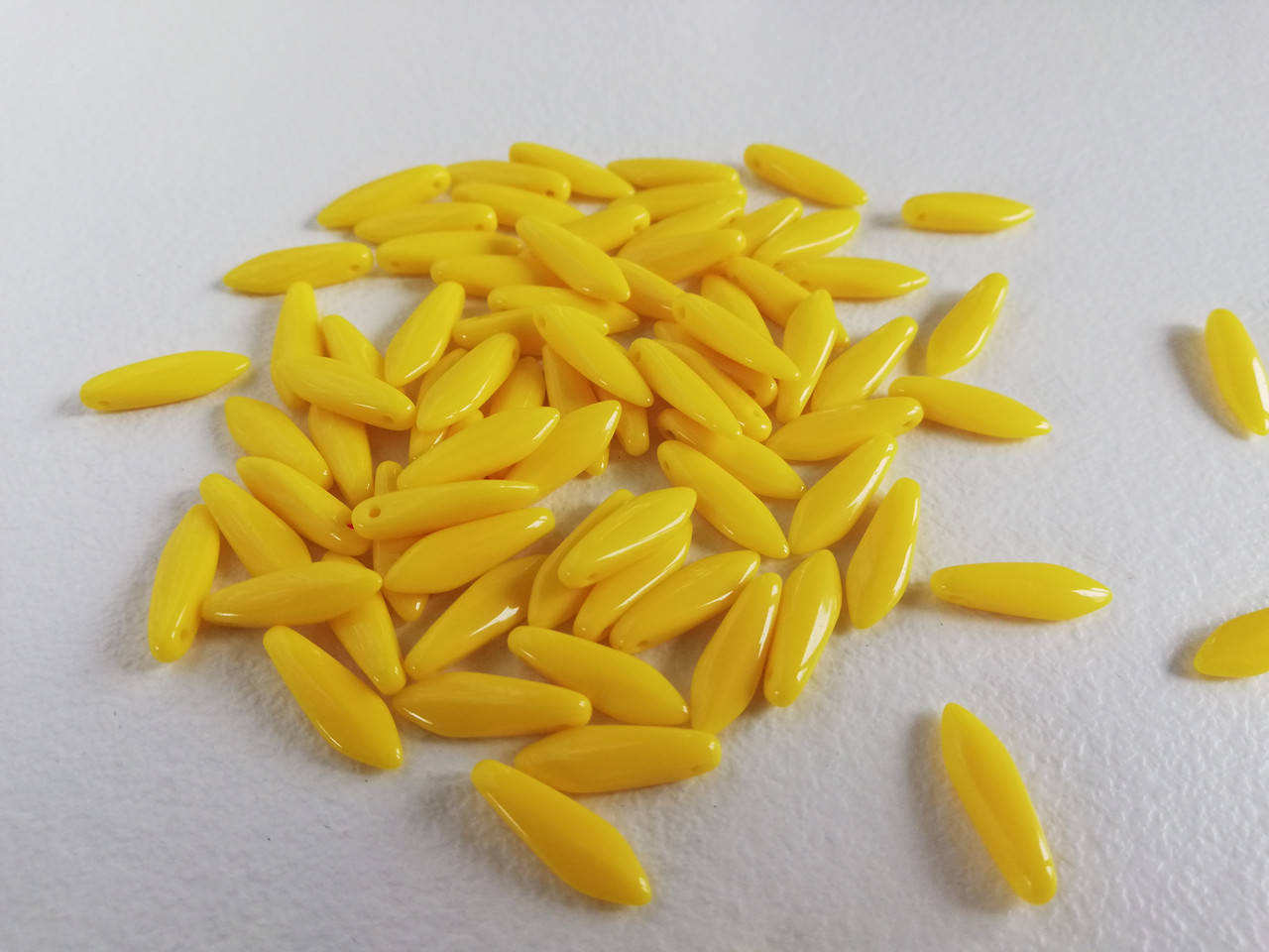 

Чеські намистини Glass Daggers 5 x 16 mm (1 отвір) Lemon