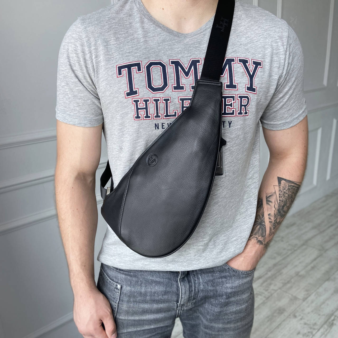 

Мужская кожаная нагрудная сумка слинг через плечо H.T. Leather чёрная, Черный