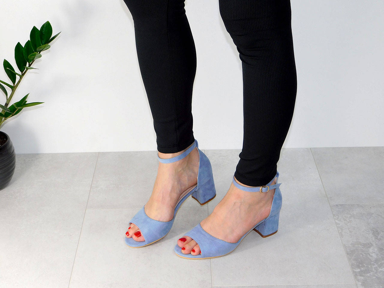 

Голубые босоножки женские на маленьком каблучке