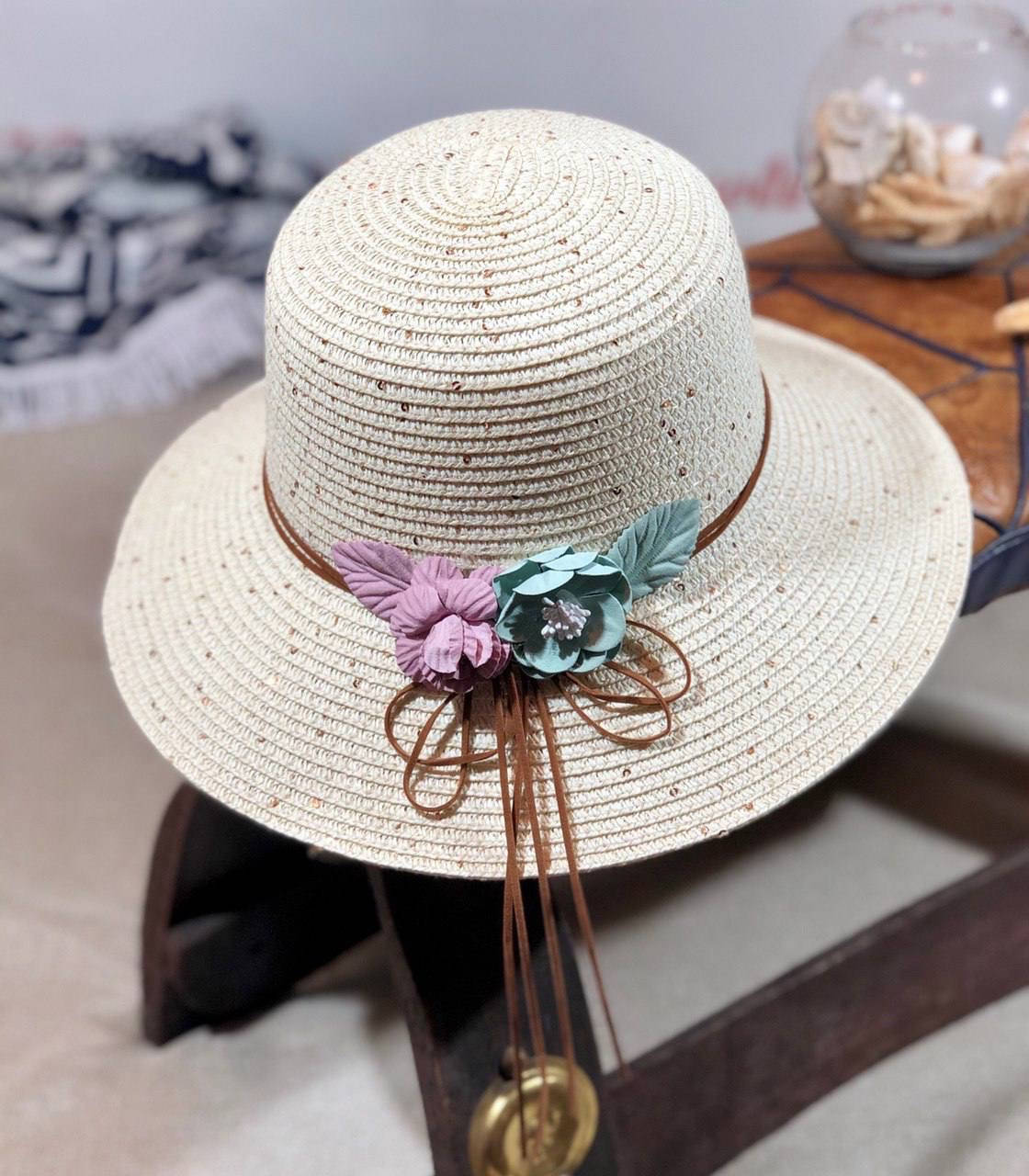 

Женская летняя шляпа со средними полями. Украшена цветком. В ассортименте