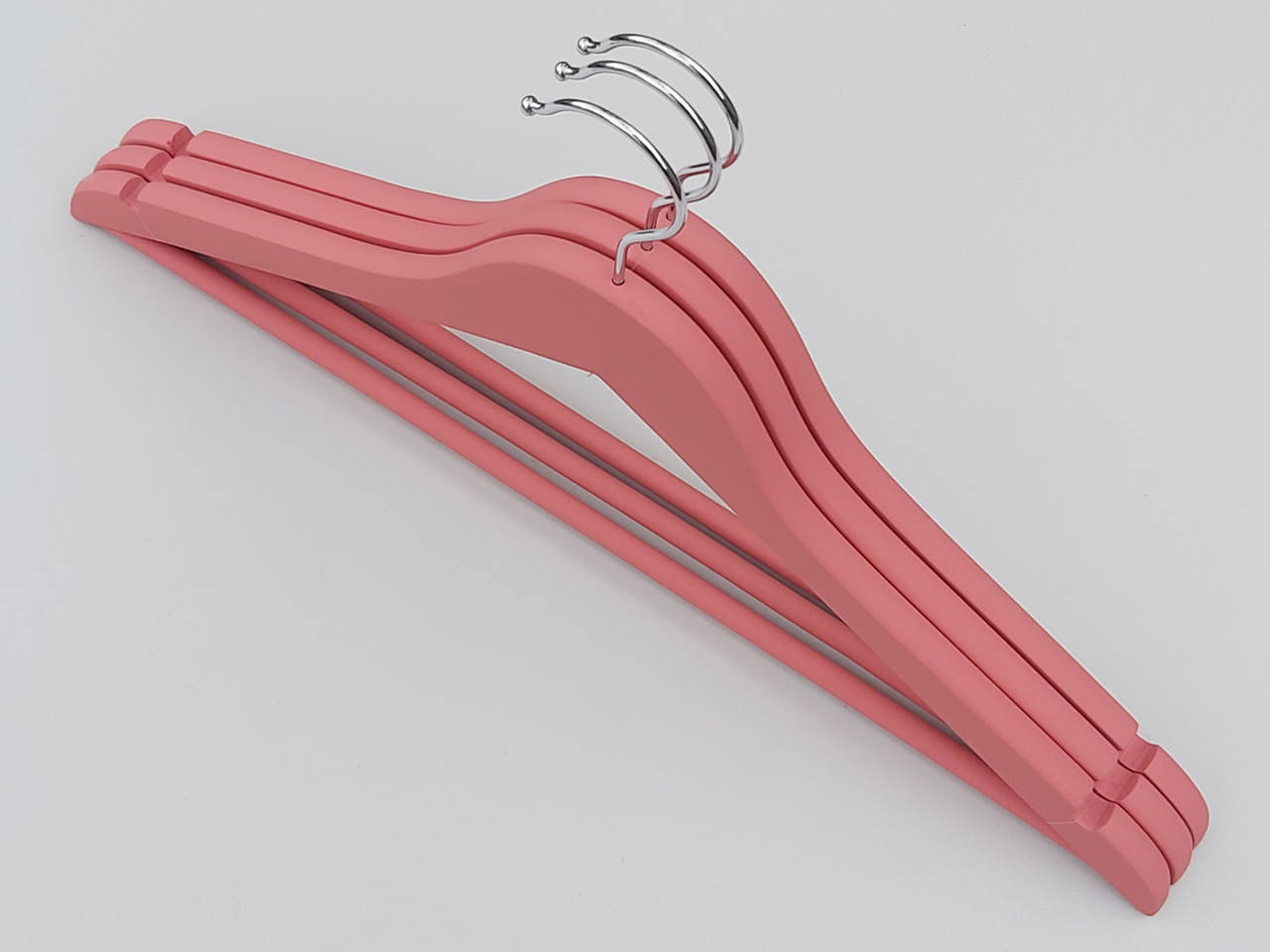 

Плечики длиной 45 см. Деревянные soft-touch обрезиненные розового цвета, в упаковке 3 штуки, Розовый