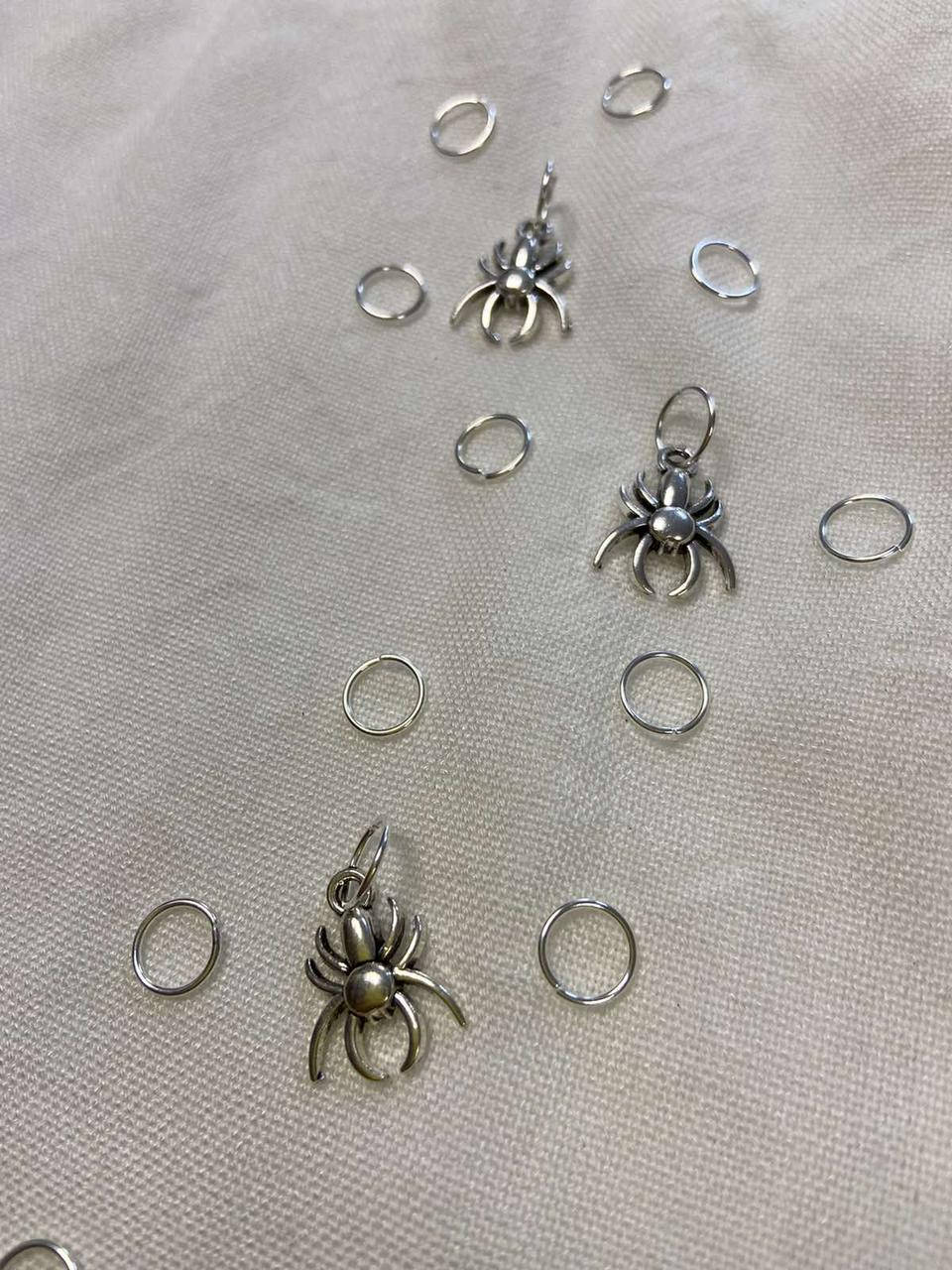 

Колечки для волос с подвеской: паук