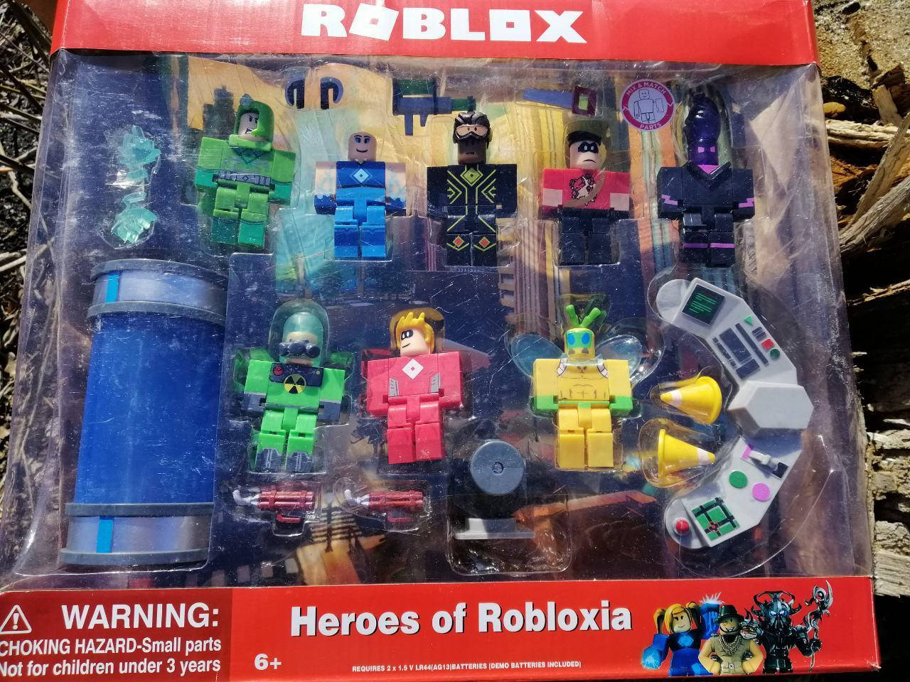 

Роблокс Набор из 8 фигурок и аксессуары Heroes of Roblox Инопланетяни