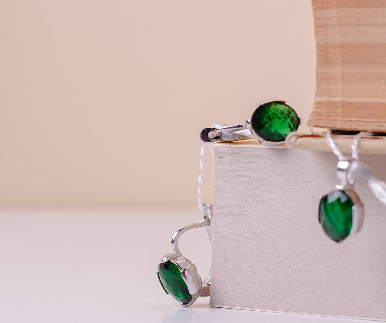 

Серебряные серьги с изумрудом (гидротермальным)