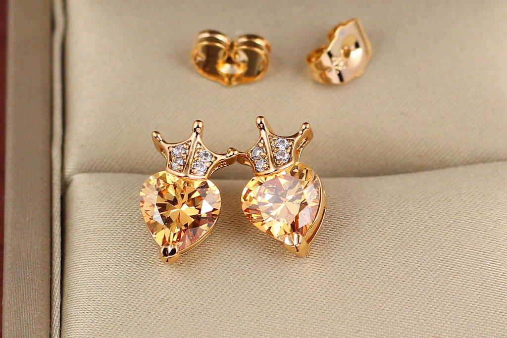 

Серьги гвоздики Xuping Jewelry сердце с короной шампанское 1,4 см золотистые