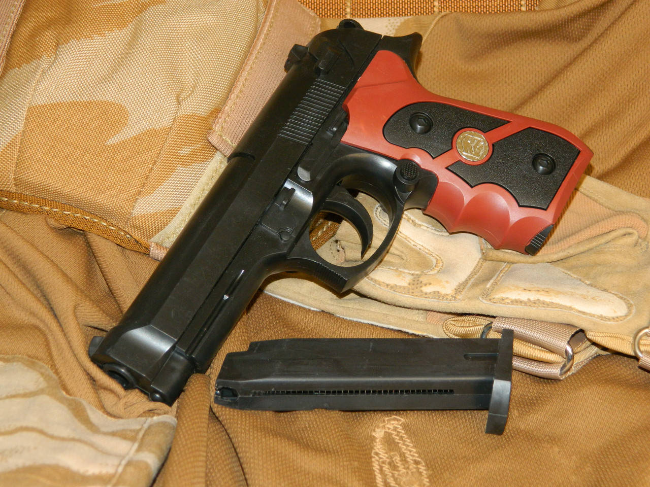 

Игрушечный пистолет Beretta 92 полноразмерная модель, Черный
