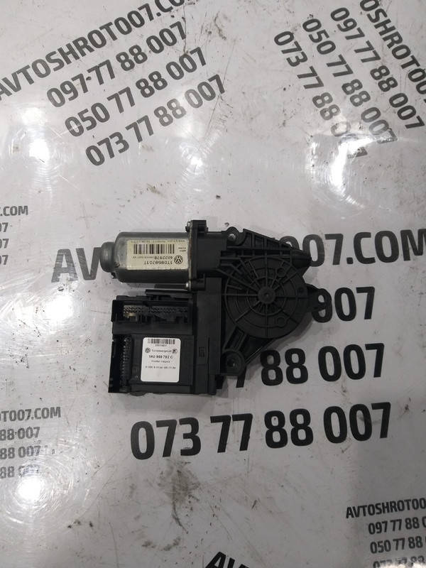 

Моторчик стеклоподъемника Skoda Octavia A5 1K0959792C Право Перед