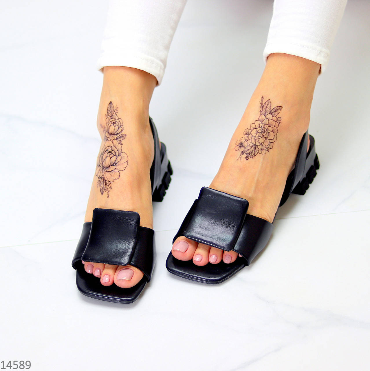 

Босоножки женские на низком каблуке єкокожаные черные без застежки Trendy