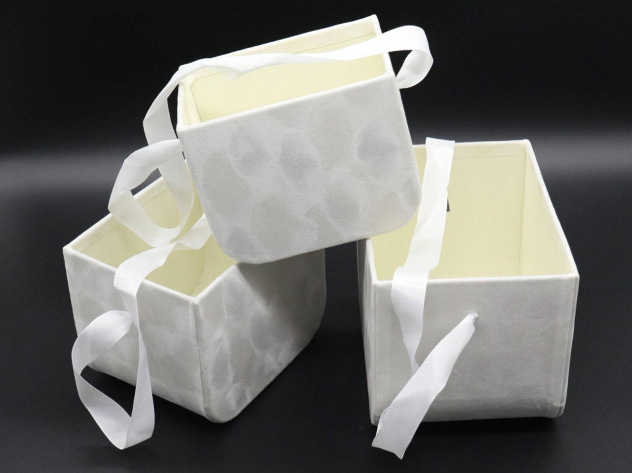 

Коробки для цветов бархатные. Цвет белый. 3шт/комплект. 17х12х13см