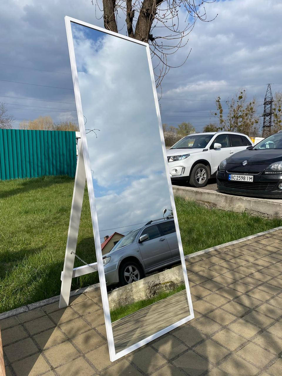 

Зеркало напольное в тонкой раме белого цвета на ножке 150 х 50 см