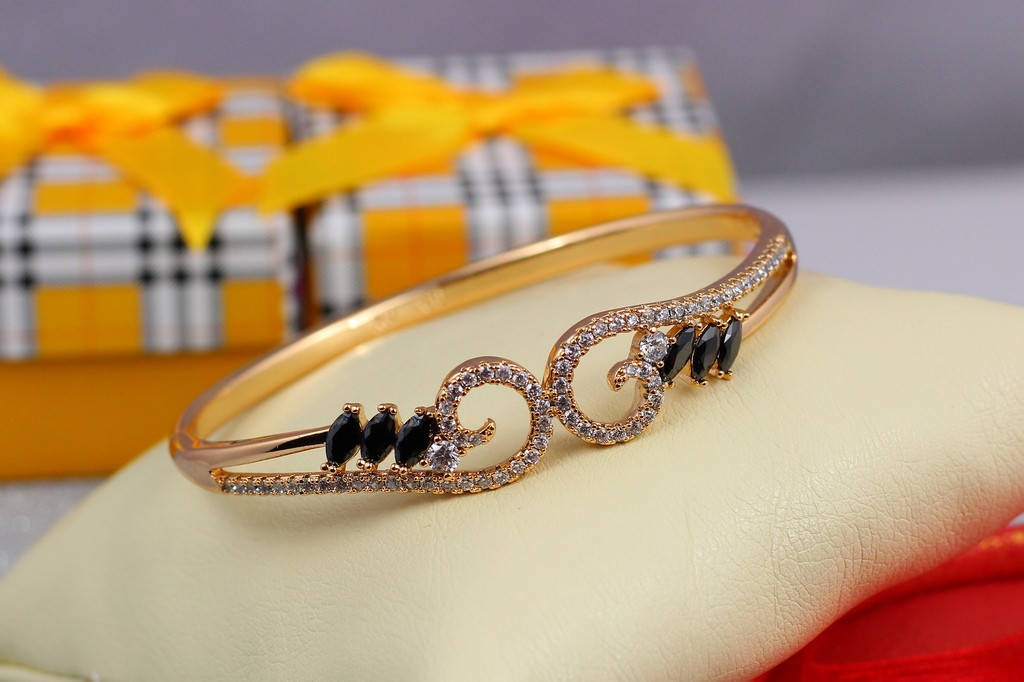 

Браслет бэнгл Xuping Jewelry два завитка с черными камнями 60 мм 12 мм на руку от 17 см до 19 см золотистый