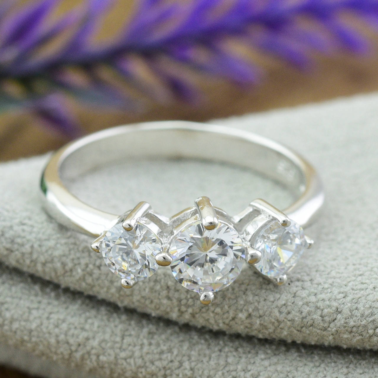 

Кольцо серебряное женское вставка белые фианиты размер 16.5