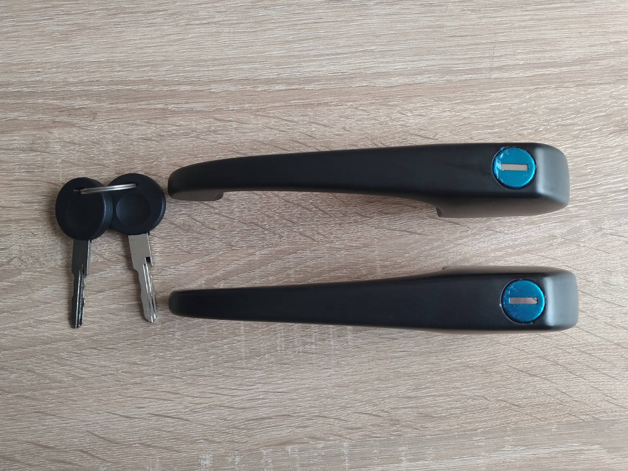 

Ручка передніх дверей ліва+права VW TRANSPORTER T3 79-92р. (POLCAR) 251837205