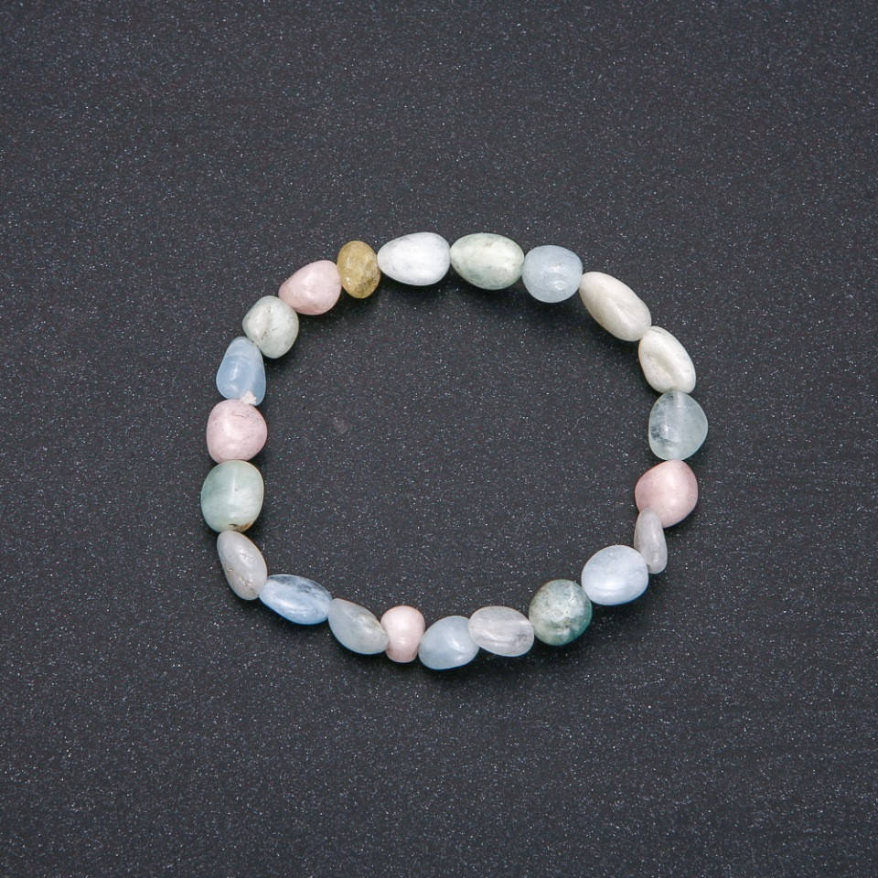 

Браслет из натурального камня Морганит на резинке галтовка d-7х9(+-)мм обхват 18см