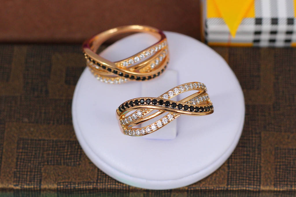 

Кольцо Xuping Jewelry бесконечность с белыми и черными камнями р 16 золотистое