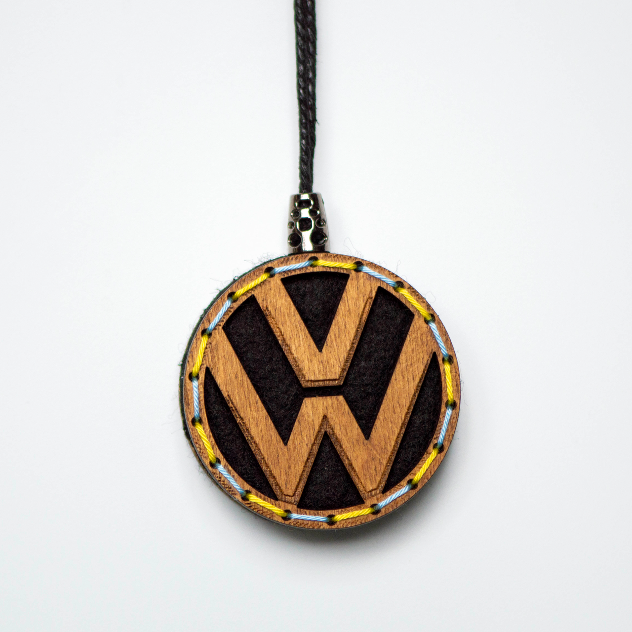 

Ароматизатор деревянный в машину Volkswagen ручной работы, 6 см. Жуйка