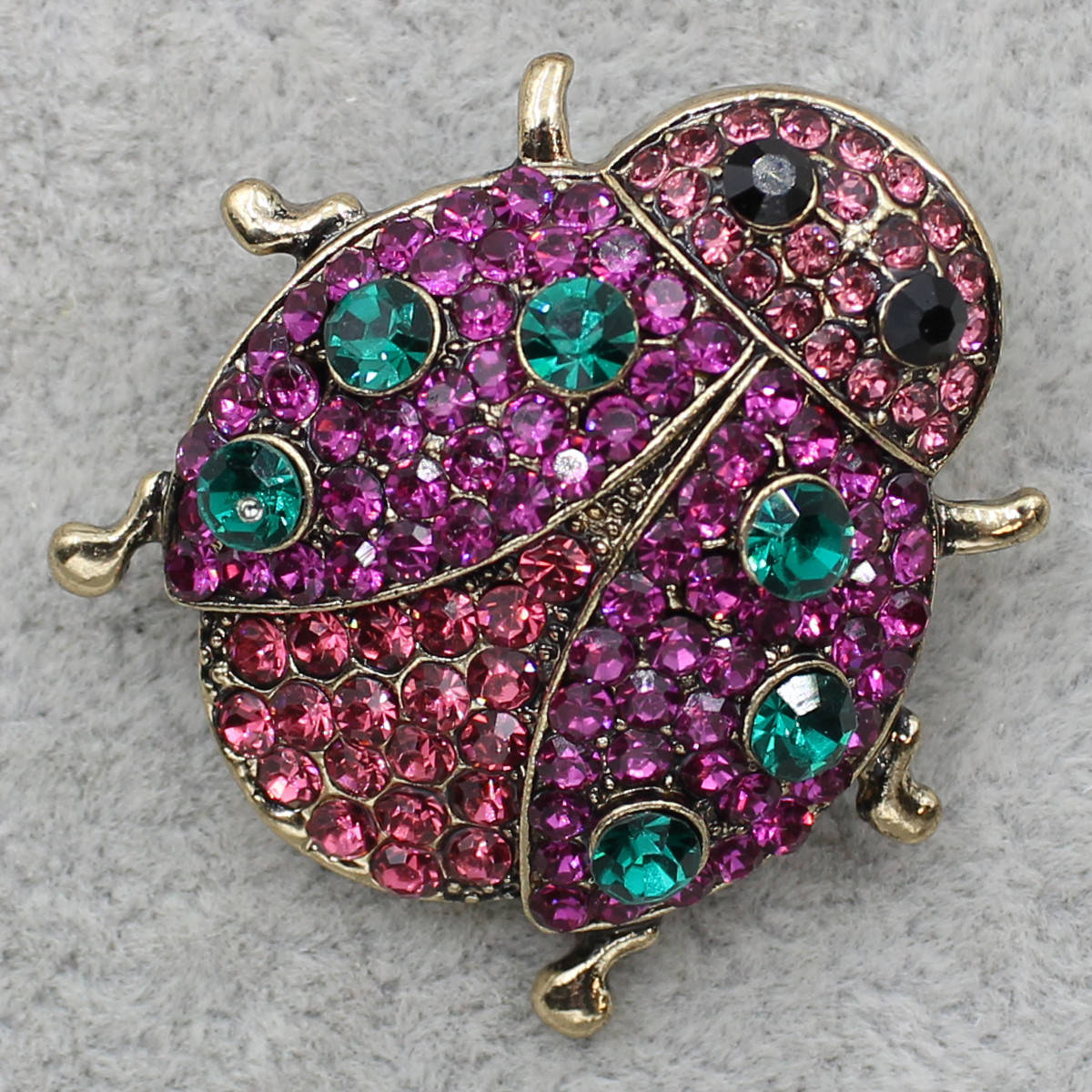 

Брошка Божья Коровка золотистого цвета инкрустированная разноцветными стразами размер изделия 3,5 х 3,5 см