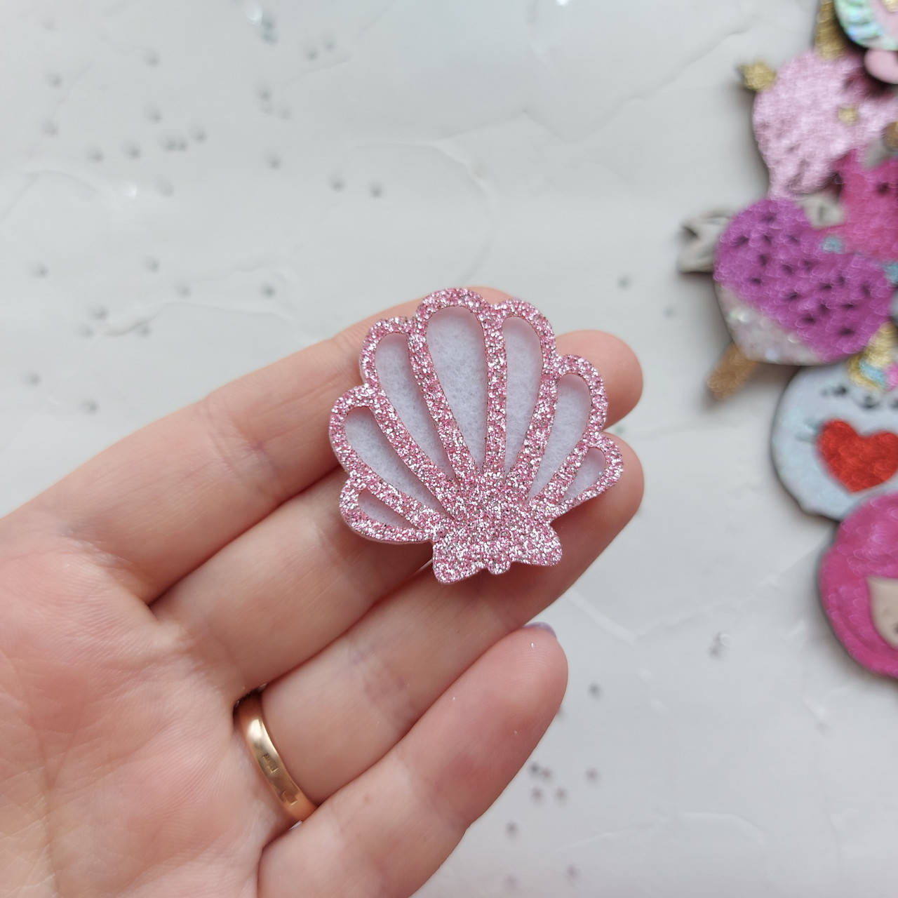 

Патч РАКУШКА РОЗОВА З БІЛИМ ФЕТРОМ, 3.5см (НЕ СКЛЕЄНО)