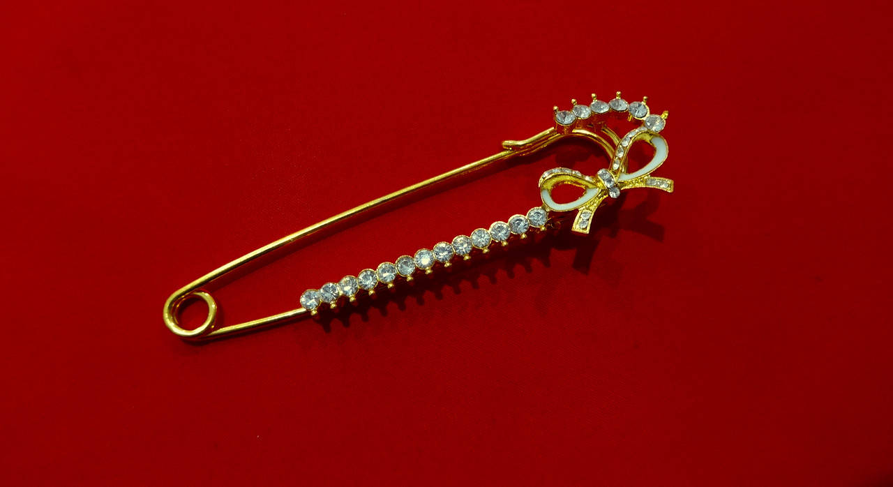 

Булавка декоративная 7,5 см бантик/стразы золото