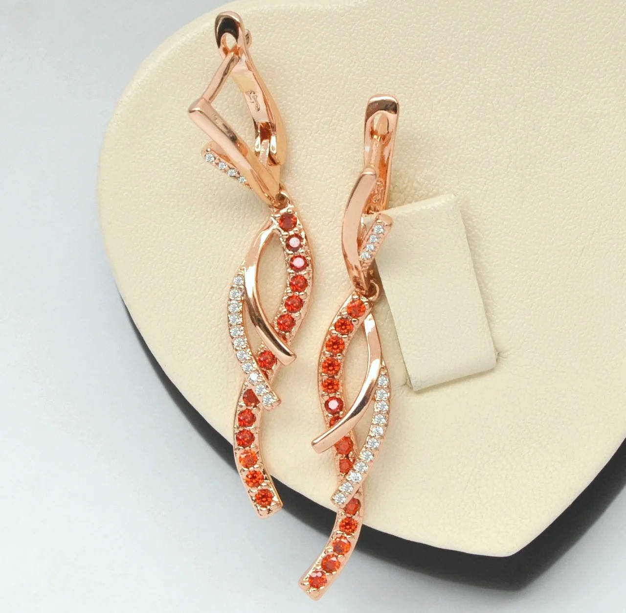 

Серьги с подвесками покрытие розовым золотом 18к. с красными кристаллами.