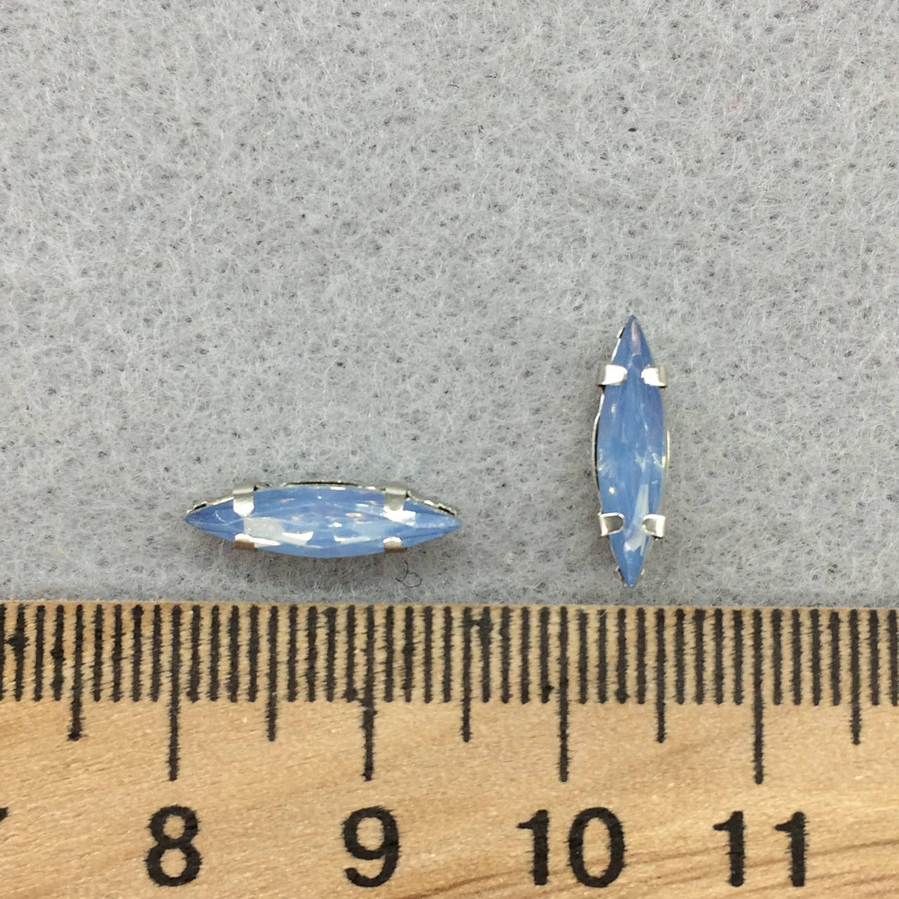 

Страз в цапах 4*15мм (акрил) *голубой опал*, Голубой