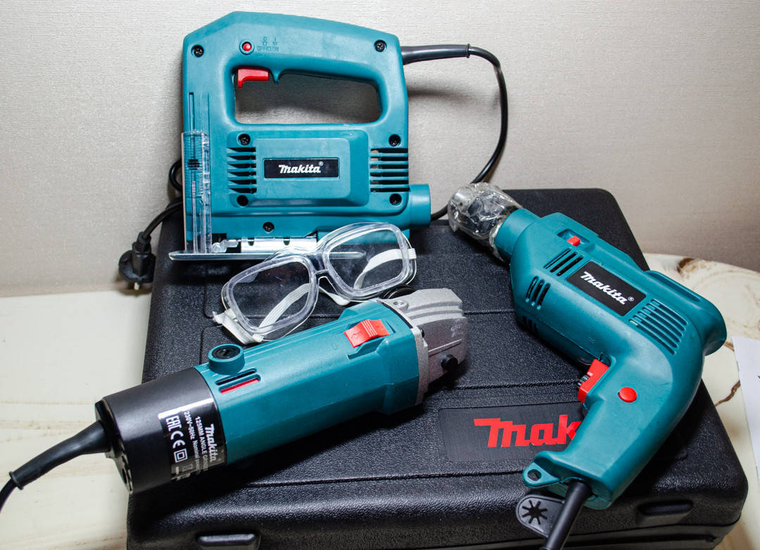 

Набор инструментов Makita KP04853 (Ударная дрель / Лобзик / Болгарка)