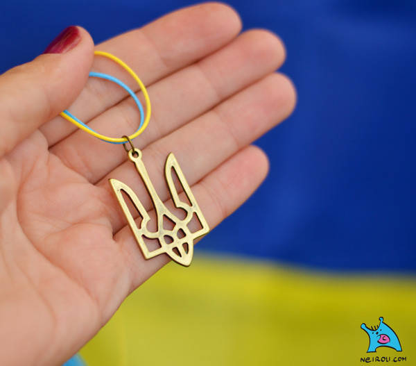 

Кулон "Герб України великий. Тризуб 39*22 мм". Колір бронза. Жовто - блакитний шнурок