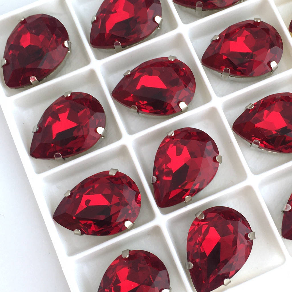 

Кристаллы в оправе LUX. Капли 13х18 мм. Цвет: Красный (Classic). Цвет оправы: серебро. Цена за 1 шт.