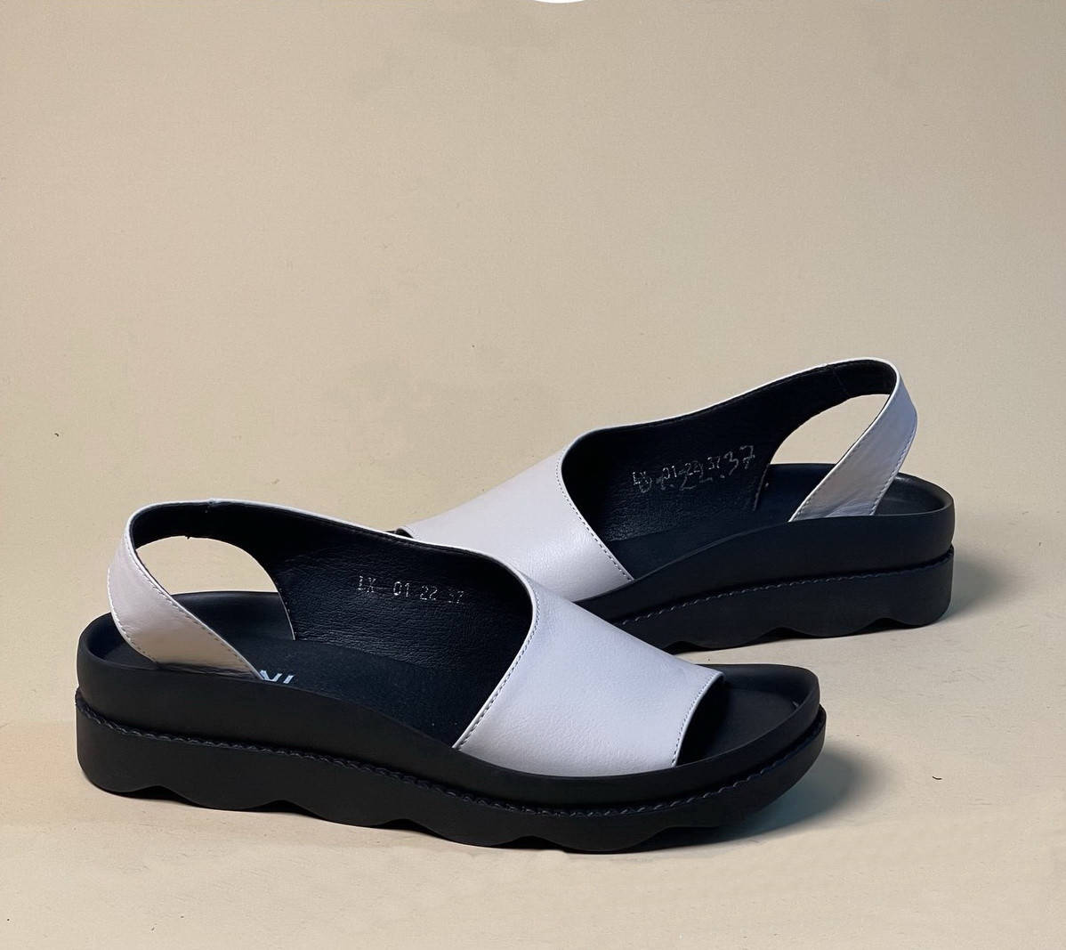 

Молодежные кожаные босоножки на платформе 38